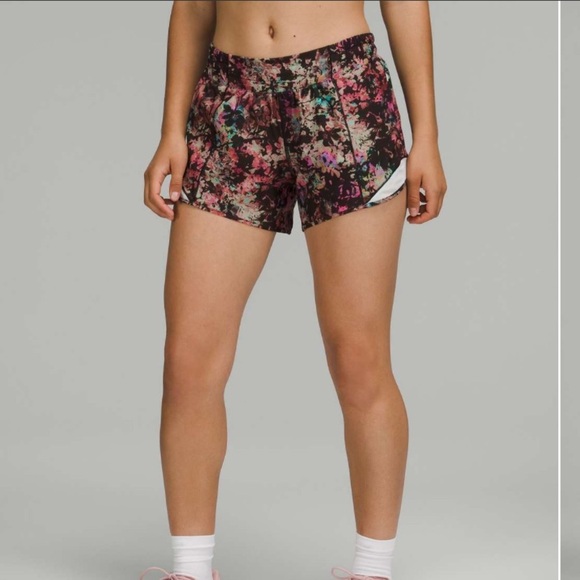 Lululemon hotty hot low rise lined short 4” size 6 - Picture 2 of 8